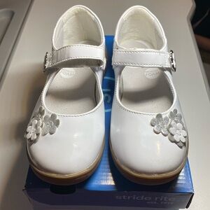 EUC 1 WIDE White Stride Rite Girl’s Dress Shoe